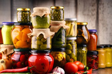 Çeşitli sebze turşulu kavanozlar..