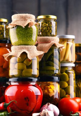 Çeşitli sebze turşulu kavanozlar..