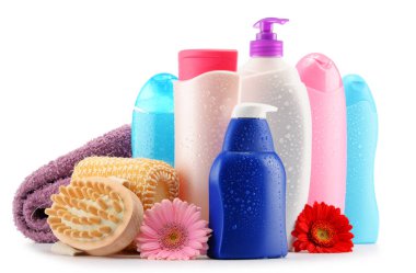 Plastik şişeler dolusu vücut bakımı ve güzellik ürünleri.
