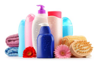 Plastik şişeler dolusu vücut bakımı ve güzellik ürünleri.