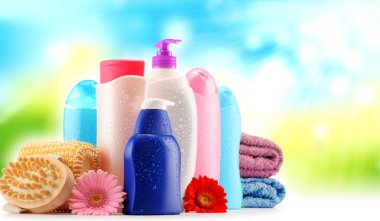 Plastik şişeler dolusu vücut bakımı ve güzellik ürünleri.