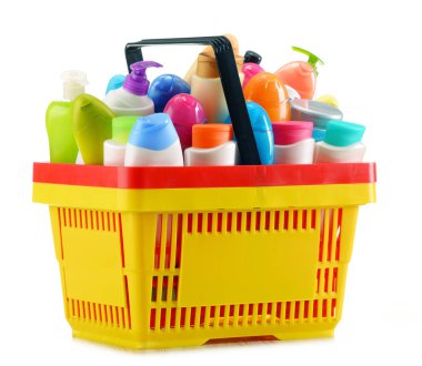 Beyaz üzerinde alışveriş sepeti ile vücut bakım ve güzellik ürünleri