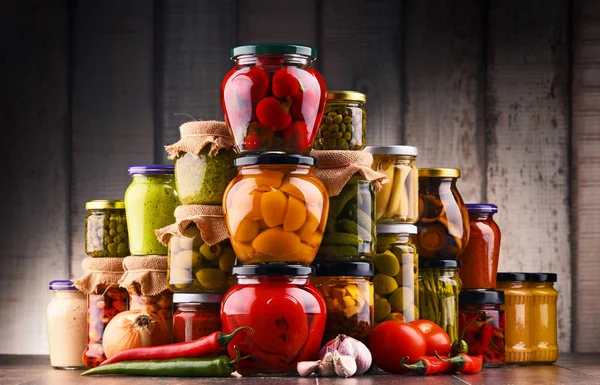 Frascos con variedad de verduras en vinagre. —  Fotos de Stock