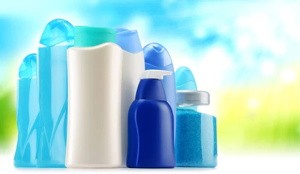 Botellas de plástico para el cuidado corporal y productos de belleza — Foto de Stock