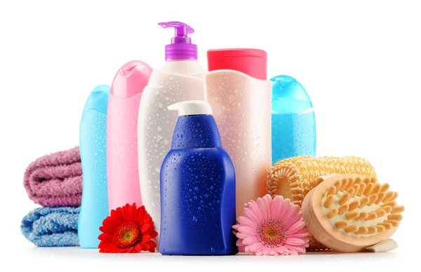 Plastik şişeler dolusu vücut bakımı ve güzellik ürünleri.