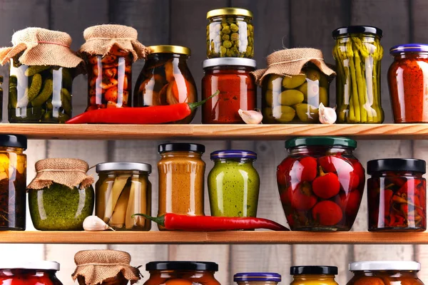 Gläser mit verschiedenen eingelegten Gemüsesorten. — Stockfoto
