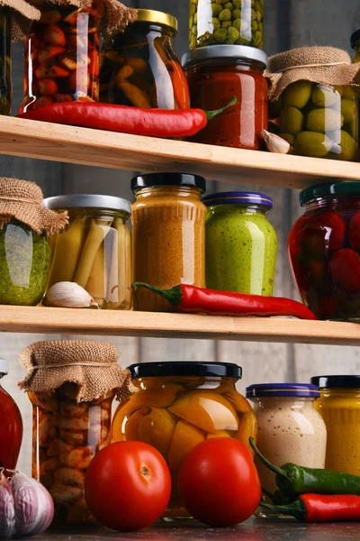 Gläser mit verschiedenen eingelegten Gemüsesorten. — Stockfoto