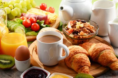 Kahve, portakal suyu, yumurta ve meyve ile Kahvaltı