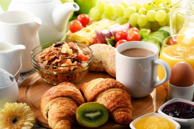 Kahve, portakal suyu, yumurta ve meyve ile Kahvaltı