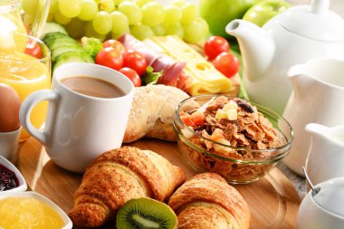 Kahve, portakal suyu, yumurta ve meyve ile Kahvaltı