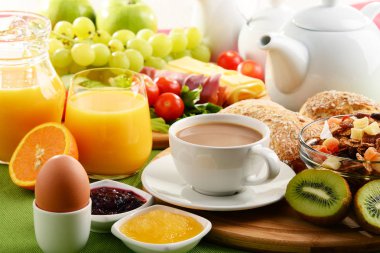 Kahve, portakal suyu, yumurta ve meyve ile Kahvaltı