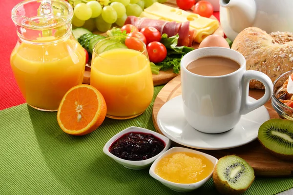 Завтрак с кофе, апельсиновым соком, яйцом и фруктами — стоковое фото