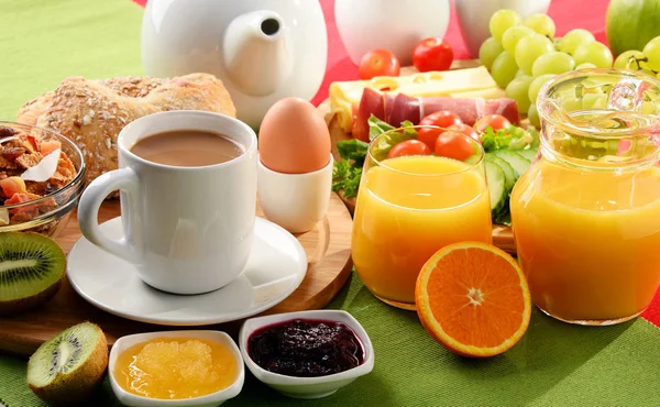 Café da manhã servido com café, suco de laranja, ovo e frutas — Fotografia de Stock