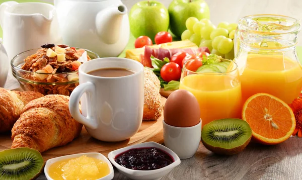 A reggeli kávét, a narancslé, a tojás és a gyümölcsök — Stock Fotó