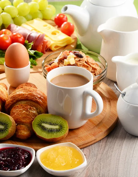 Frukost med kaffe, apelsin juice, ägg och frukter — Stockfoto