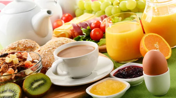 Kahve, portakal suyu, yumurta ve meyve ile Kahvaltı — Stok fotoğraf