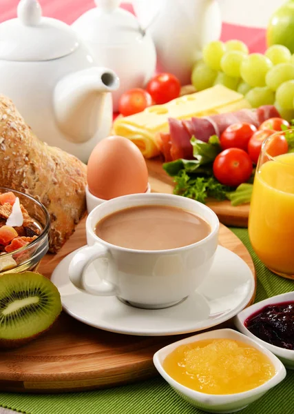 Frühstück mit Kaffee, Orangensaft, Ei und Obst — Stockfoto