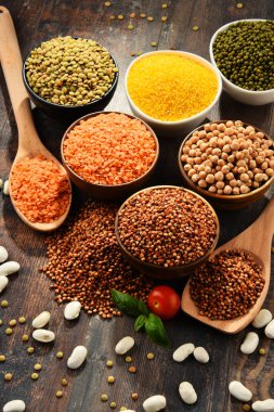 Çeşitli vejetaryen besin maddeleri içeren kompozisyon