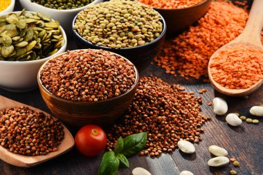 Çeşitli vejetaryen besin maddeleri içeren kompozisyon