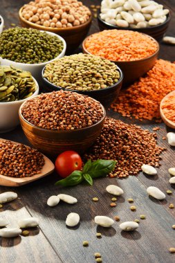 Çeşitli vejetaryen besin maddeleri içeren kompozisyon