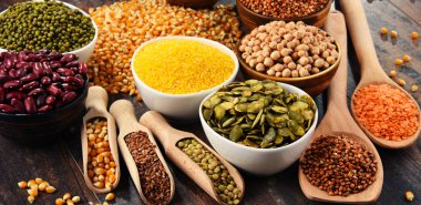 Çeşitli vejetaryen besin maddeleri içeren kompozisyon