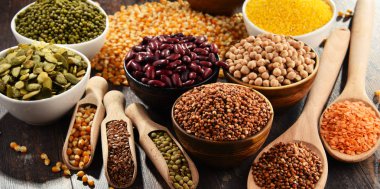 Çeşitli vejetaryen besin maddeleri içeren kompozisyon