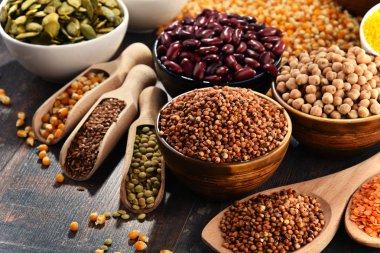 Çeşitli vejetaryen besin maddeleri içeren kompozisyon