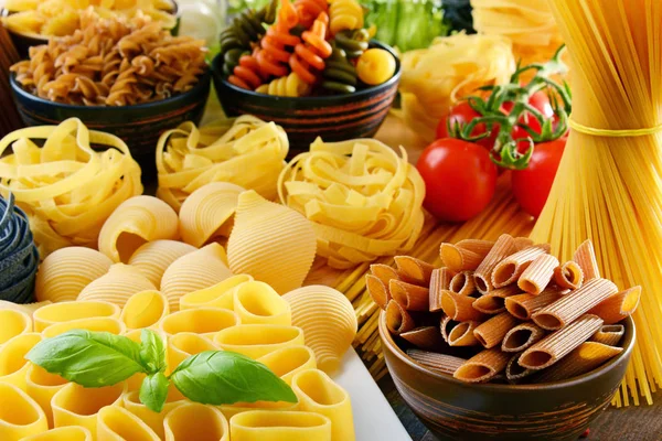 Sammensetning med ulik type pasta på kjøkkenbordet – stockfoto