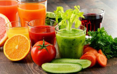 Taze organik sebze ve meyve suları ile gözlük