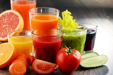Taze organik sebze ve meyve suları ile gözlük