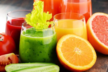 Taze organik sebze ve meyve suları ile gözlük