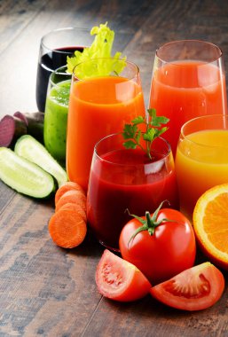 Taze organik sebze ve meyve suları ile gözlük