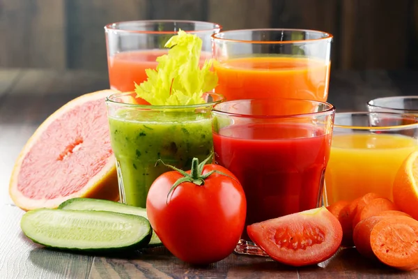 Glasögon med färska ekologiska grönsaker och frukt juice — Stockfoto