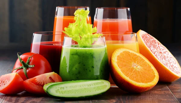 Verres aux jus de fruits et légumes frais biologiques — Photo