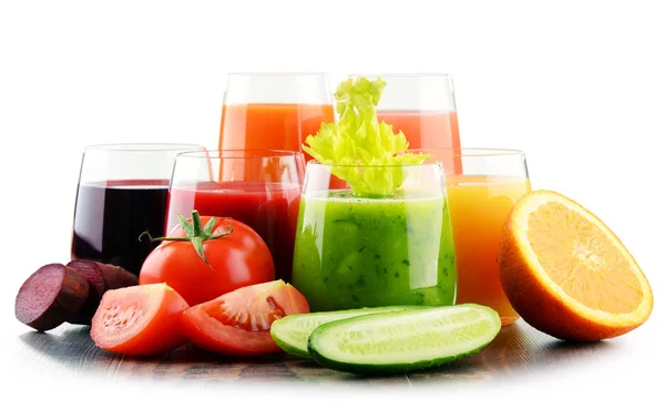 Brýle s čerstvou bio zeleninové a ovocné šťávy — Stock fotografie