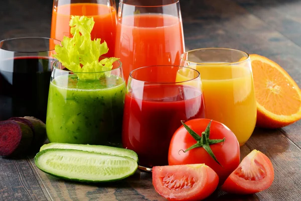 Vasos con jugos orgánicos frescos de frutas y verduras —  Fotos de Stock