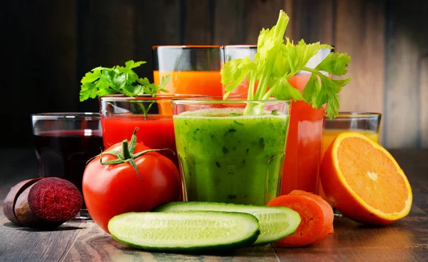Glasses with fresh organic vegetable and fruit juices — Stock Photo, Image