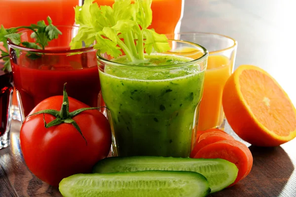 Vasos con jugos orgánicos frescos de frutas y verduras — Foto de Stock