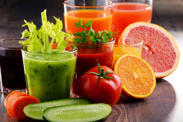 新鮮なオーガニック野菜や果物ジュースとメガネ — ストック写真