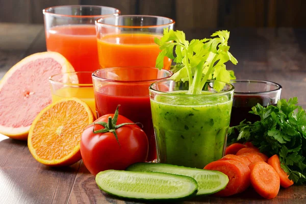 Taze organik sebze ve meyve suları ile gözlük — Stok fotoğraf