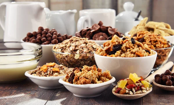 Composición con diferentes tipos de productos de cereales para el desayuno — Foto de Stock