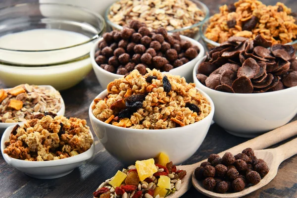 Composición con diferentes tipos de productos de cereales para el desayuno — Foto de Stock