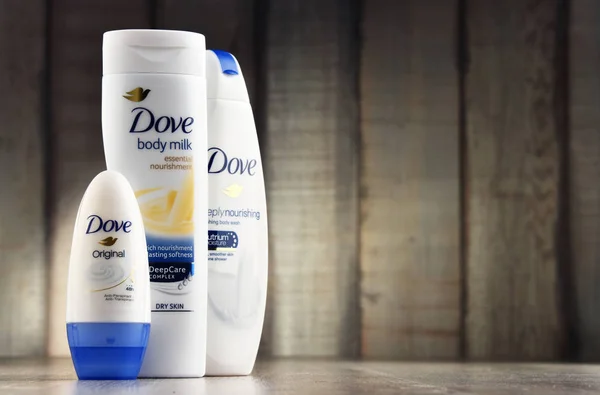 Variedade de produtos Dove, incluindo leite corporal e anti-transpirante — Fotografia de Stock