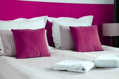 Otel odasında çift kişilik yatak. Konaklama