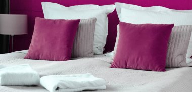 Otel odasında çift kişilik yatak. Konaklama