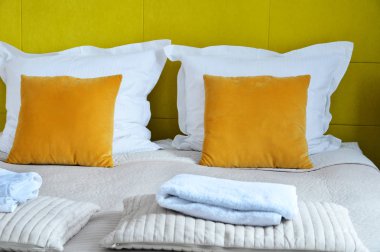 Otel odasında çift kişilik yatak. Konaklama