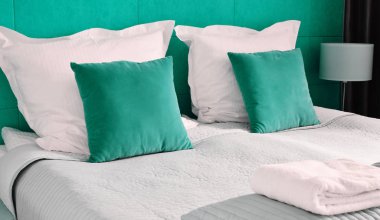 Otel odasında çift kişilik yatak. Konaklama