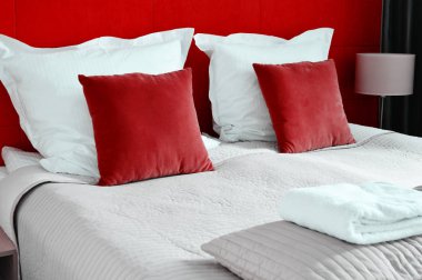 Otel odasında çift kişilik yatak. Konaklama