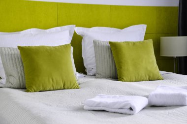 Otel odasında çift kişilik yatak. Konaklama