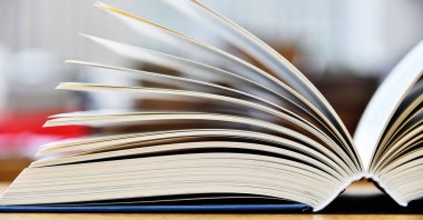 Ciltli kitap kütüphanede masada yalan